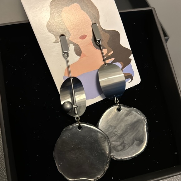 Great Deal Gorgeous Earrings - Picture 3 of 4